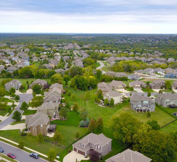 How to Choose Between City and Suburban Living
